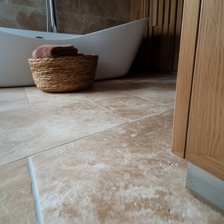 Badezimmerfliesen_Fliesen_Badezimmer_Bodenfliesen_hellbraun_beige_modern_quadrat-min